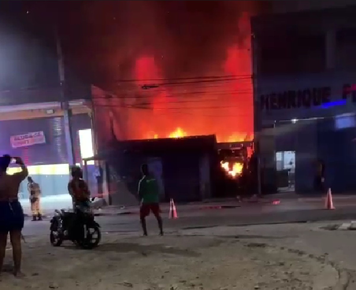 Incêndio destrói loja de estofados automotivos na Zona Norte de Aracaju
