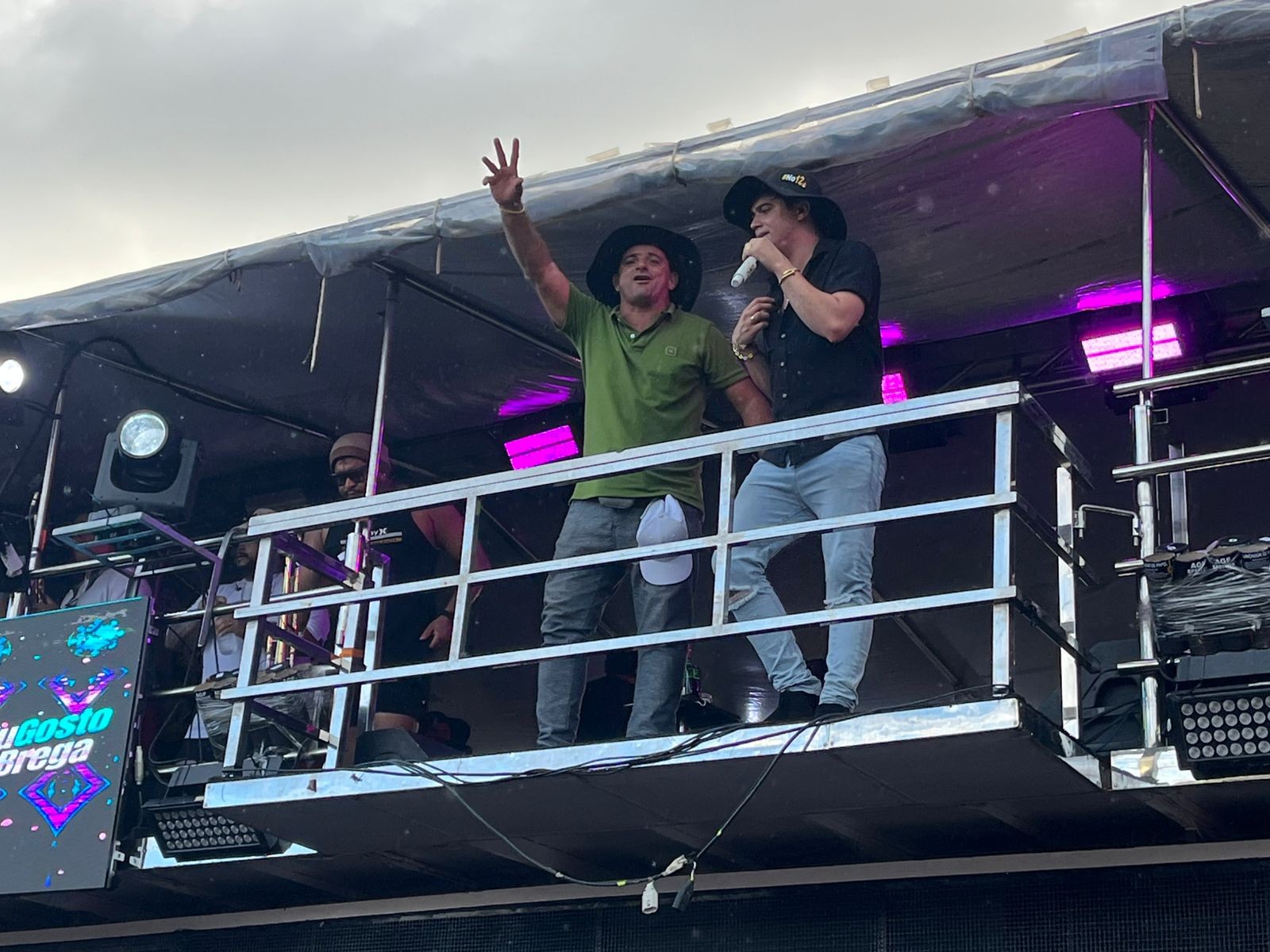 Natanzinho reencontra familiares durante show em Sergipe