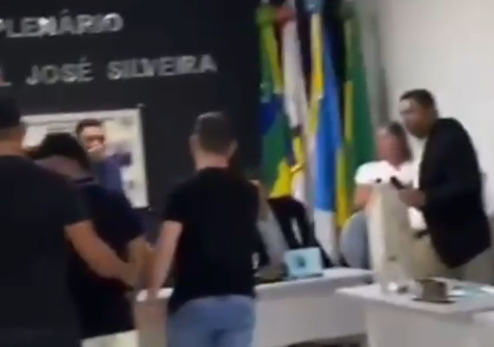 Prefeito tenta defender a mãe e se envolve em confusão na Câmara de Vereadores de Nossa Senhora de Lourdes